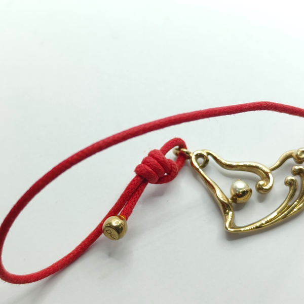 Pulsera roja de tela