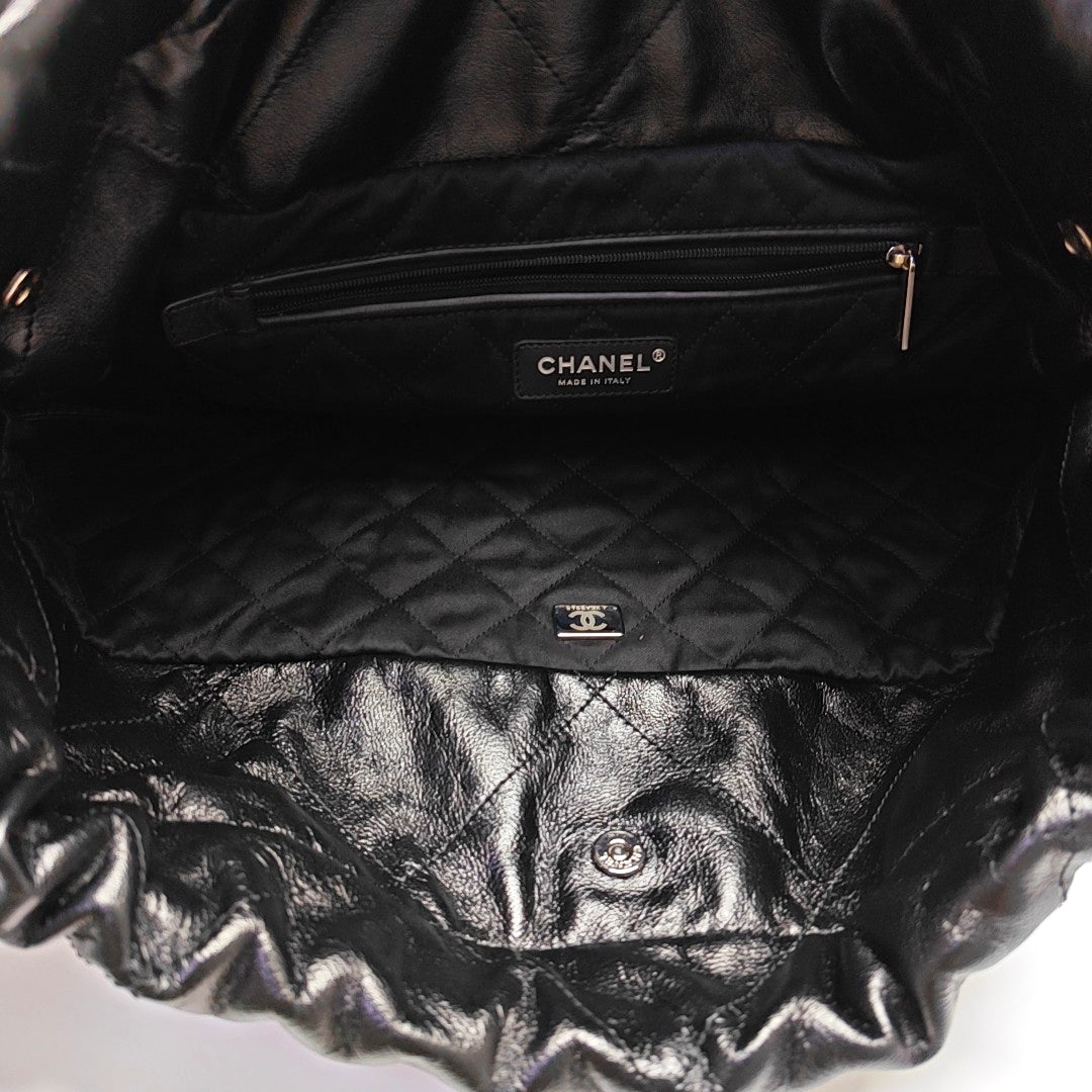 CHANEL 22 Medium Quilted Calfskin Black