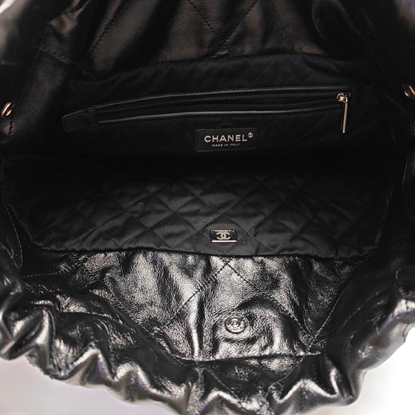 CHANEL 22 Medium Quilted Calfskin Black