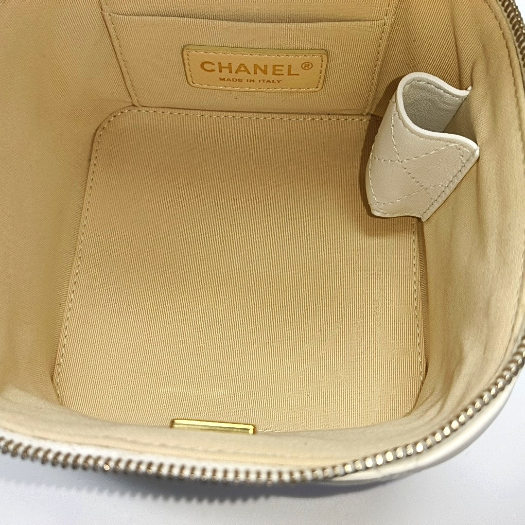 Authenticated pre-owned  VANITY CASE Small Quilted Calfskin White - Shoulder Bag at Looply