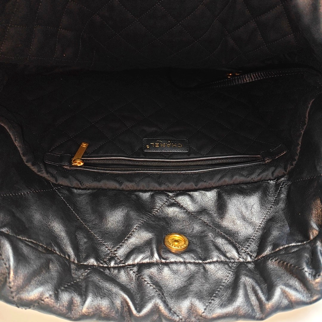 CHANEL 22 Medium Quilted Calfskin Black