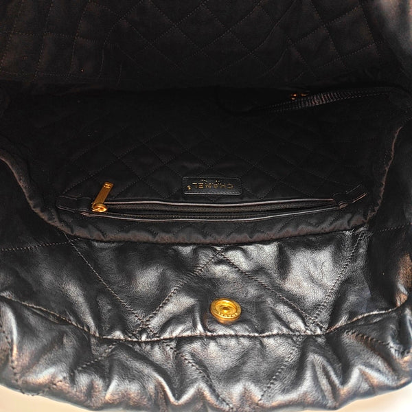 CHANEL 22 Medium Quilted Calfskin Black