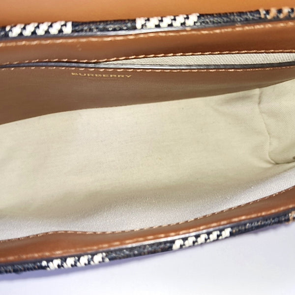 Canvas Brown