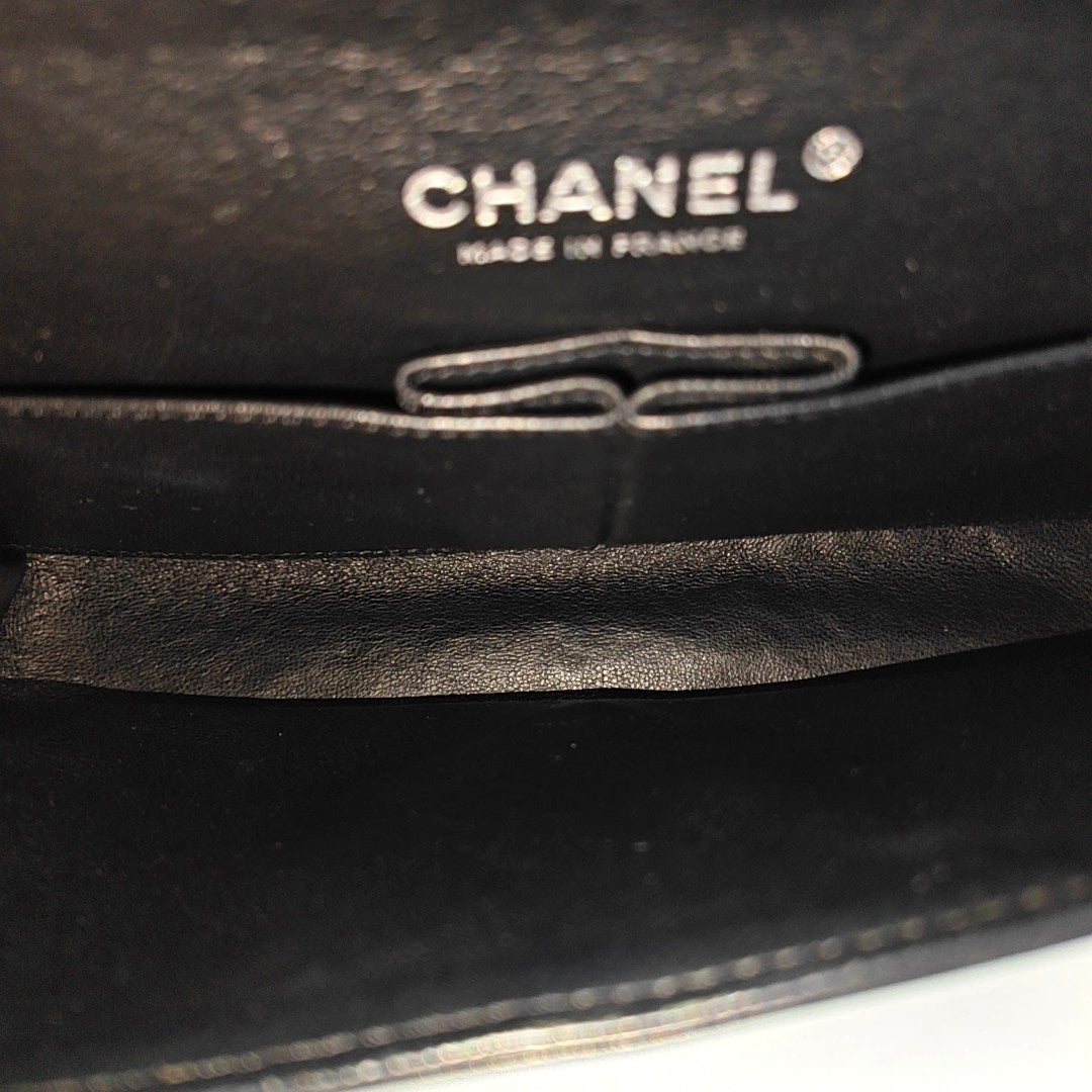 Authenticated pre-owned  CLASSIC FLAP Medium Quilted Patent Leather Black - Shoulder Bag at Looply