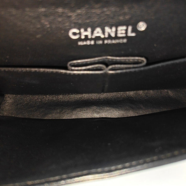 Authenticated pre-owned  CLASSIC FLAP Medium Quilted Patent Leather Black - Shoulder Bag at Looply