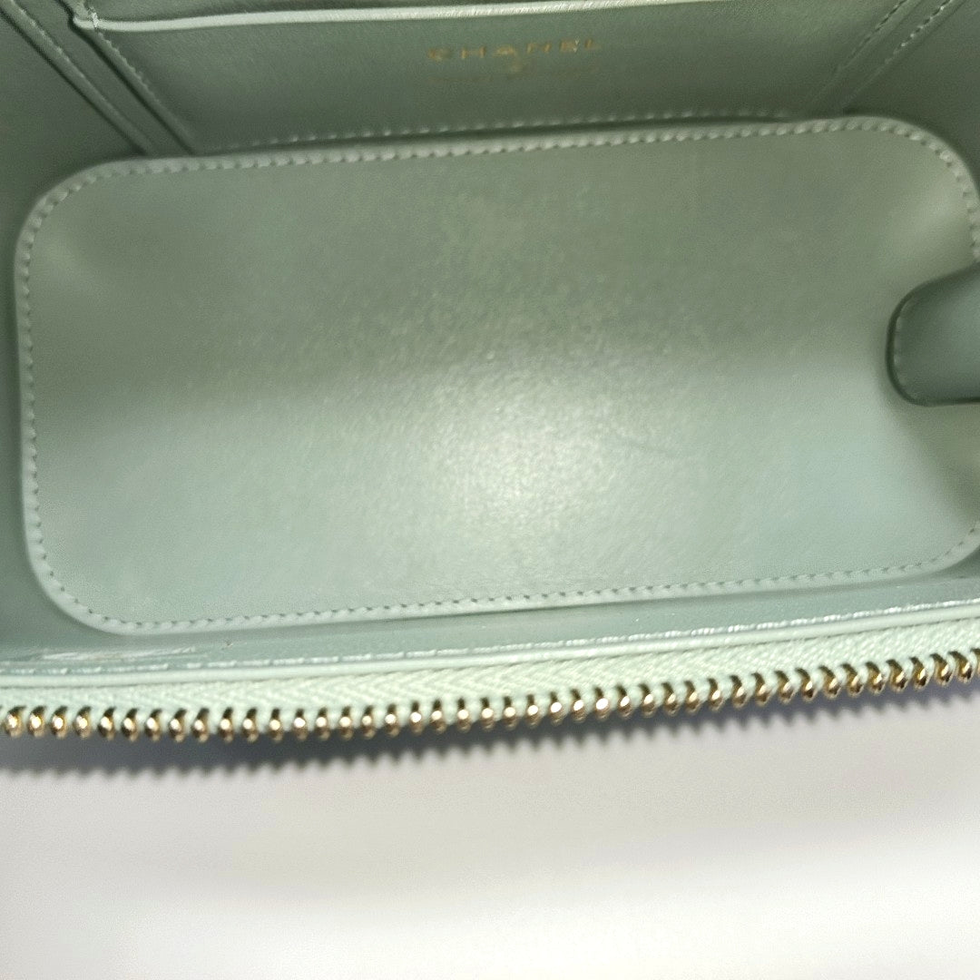 Authenticated pre-owned  VANITY CASE Quilted Lambskin Green - Shoulder Bag at Looply