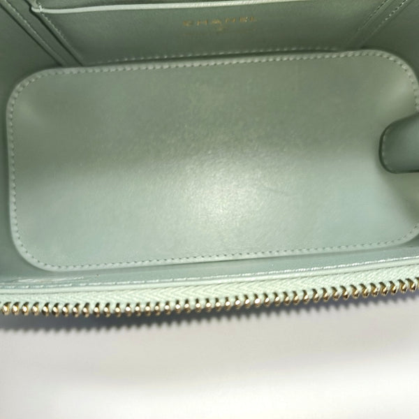 Authenticated pre-owned  VANITY CASE Quilted Lambskin Green - Shoulder Bag at Looply
