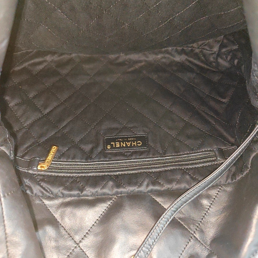 CHANEL 22 Small Quilted Calfskin Black