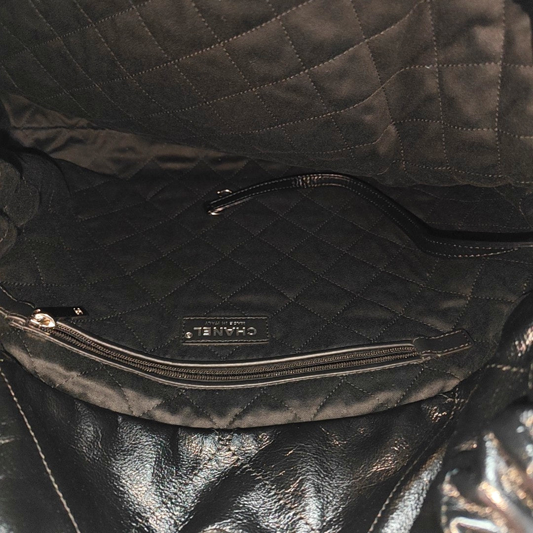 CHANEL 22 Medium Quilted Calfskin Black