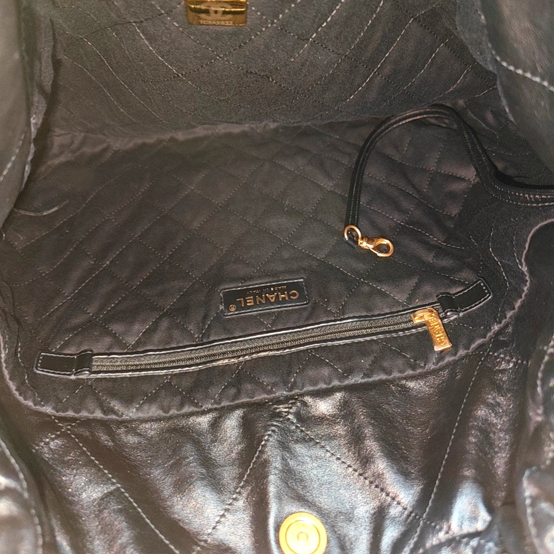 CHANEL 22 Medium Quilted Calfskin Black