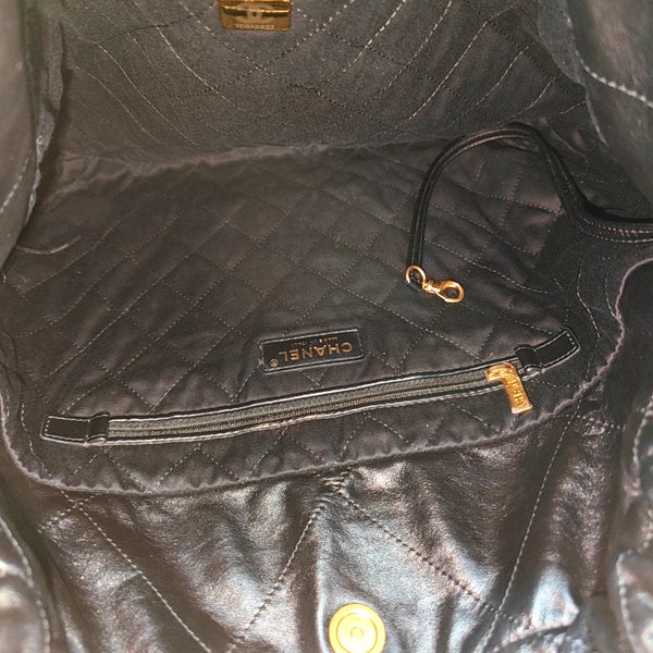 CHANEL 22 Medium Quilted Calfskin Black