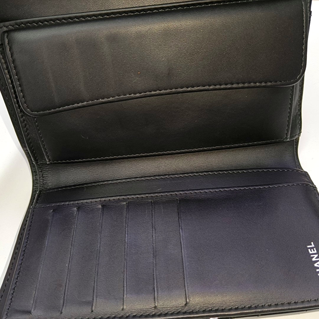 Cartera negra de piel charol acolchada CLASSIC FLAP
