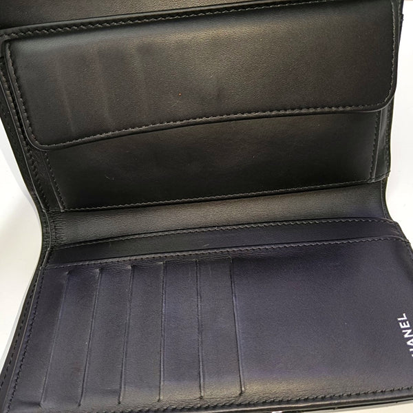 Cartera negra de piel charol acolchada CLASSIC FLAP