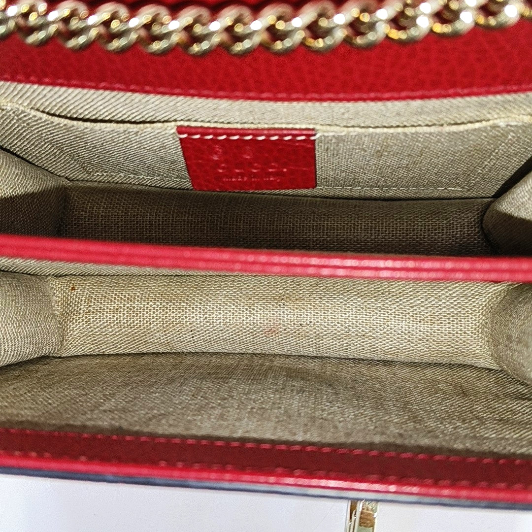 Piel de becerro roja pequeña con GG entrelazadas