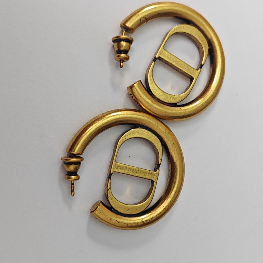30 Montaigne Metal Gold Stud Earrings
