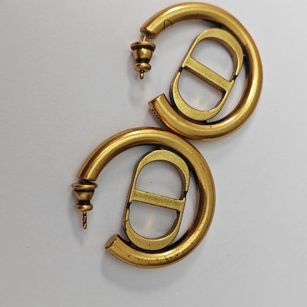 30 Montaigne Metal Gold Stud Earrings