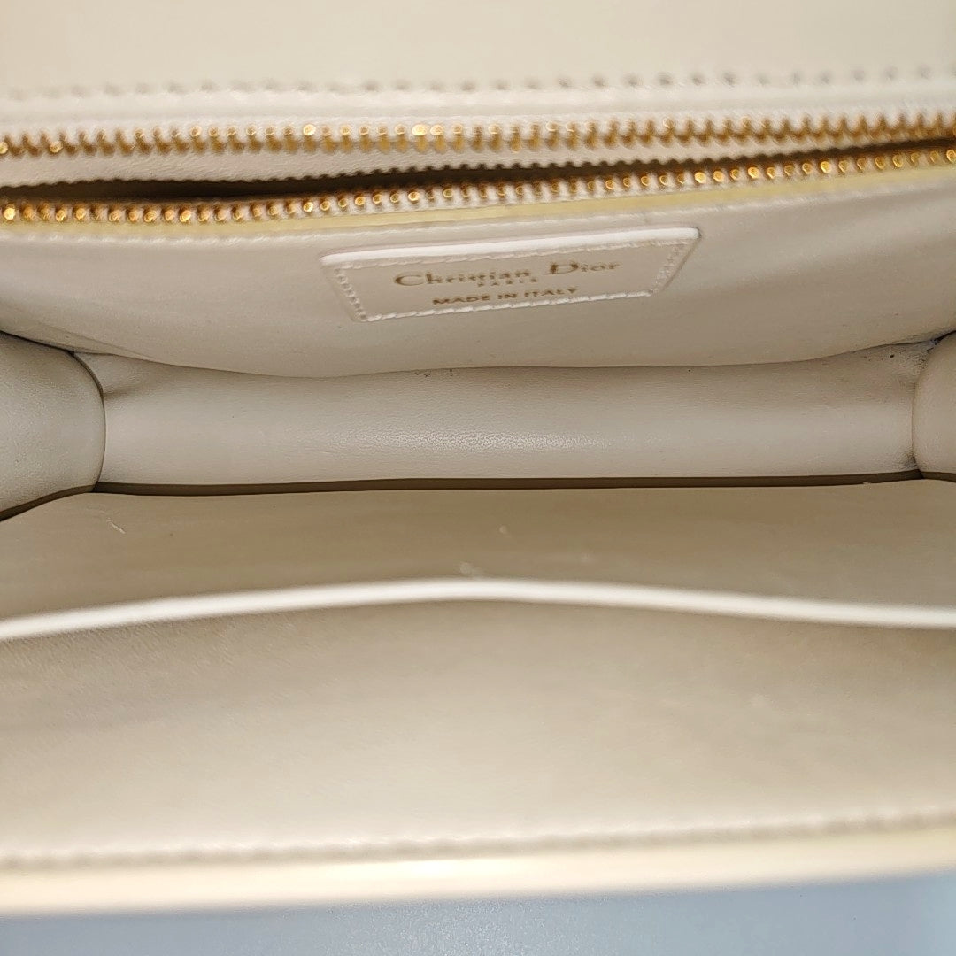 Authenticated pre-owned  30 Montaigne Calfskin White - Shoulder Bag at Looply