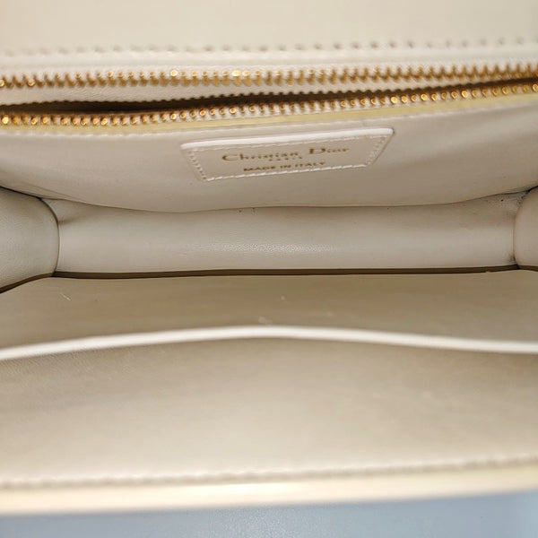 Authenticated pre-owned  30 Montaigne Calfskin White - Shoulder Bag at Looply