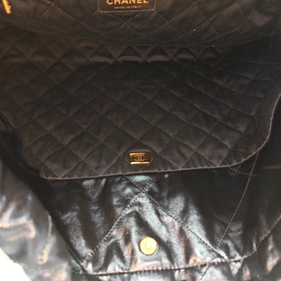 CHANEL 22 Large Quilted Calfskin Black