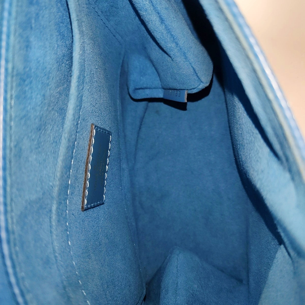 Authenticated pre-owned  LOCKY Epi Blue - Shoulder Bag at Looply