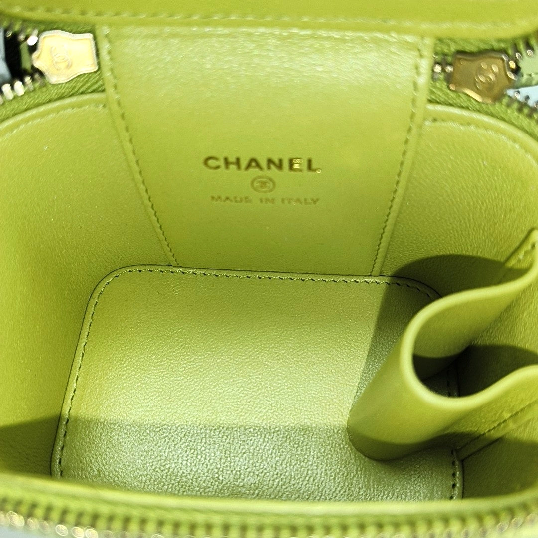 Authenticated pre-owned  VANITY CASE Small Quilted Lambskin Green - Shoulder Bag at Looply