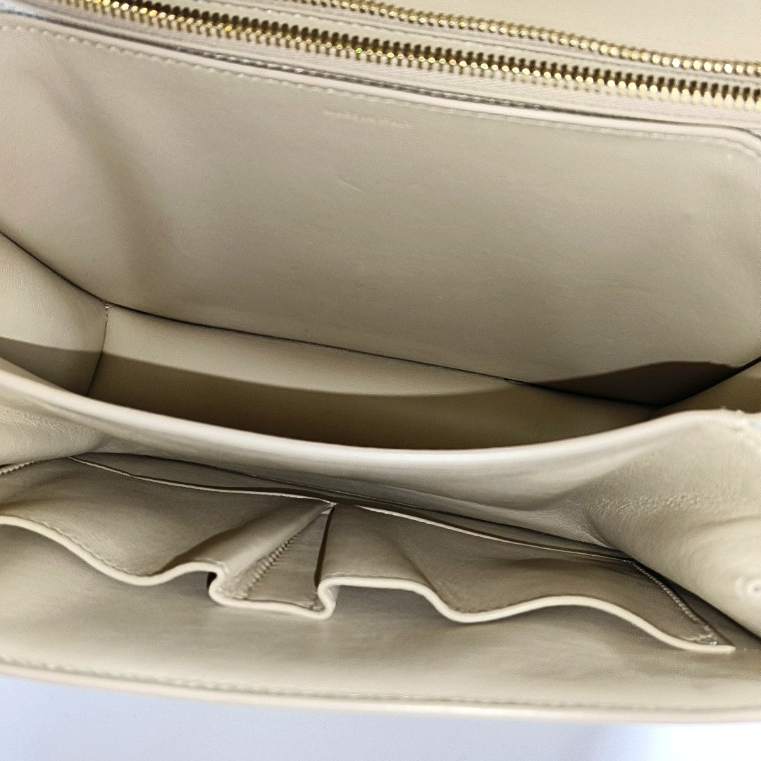 Authenticated pre-owned  CLASSIC BOX Medium Calfskin Beige - Shoulder Bag at Looply