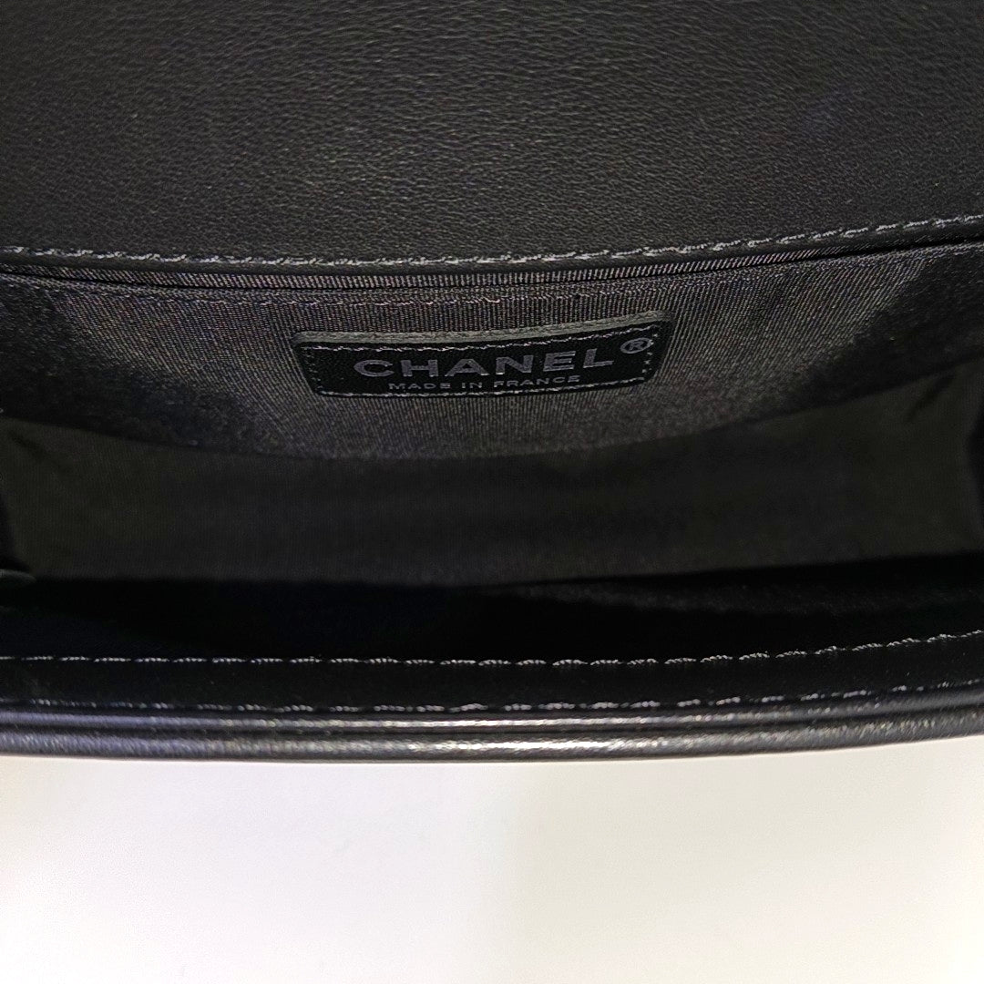 BOY CHANEL Medium Chevron Calfskin Black