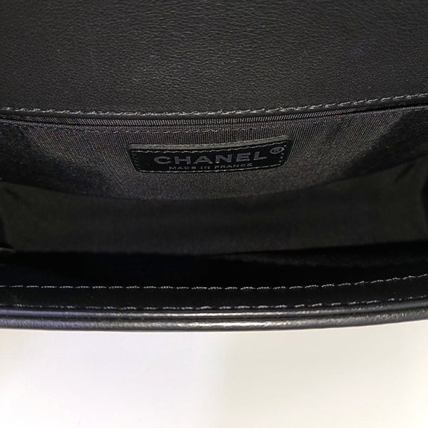 BOY CHANEL Medium Chevron Calfskin Black