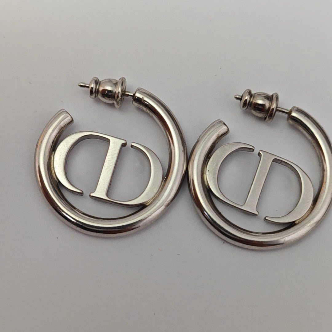30 Montaigne Metal Silver Stud Earrings
