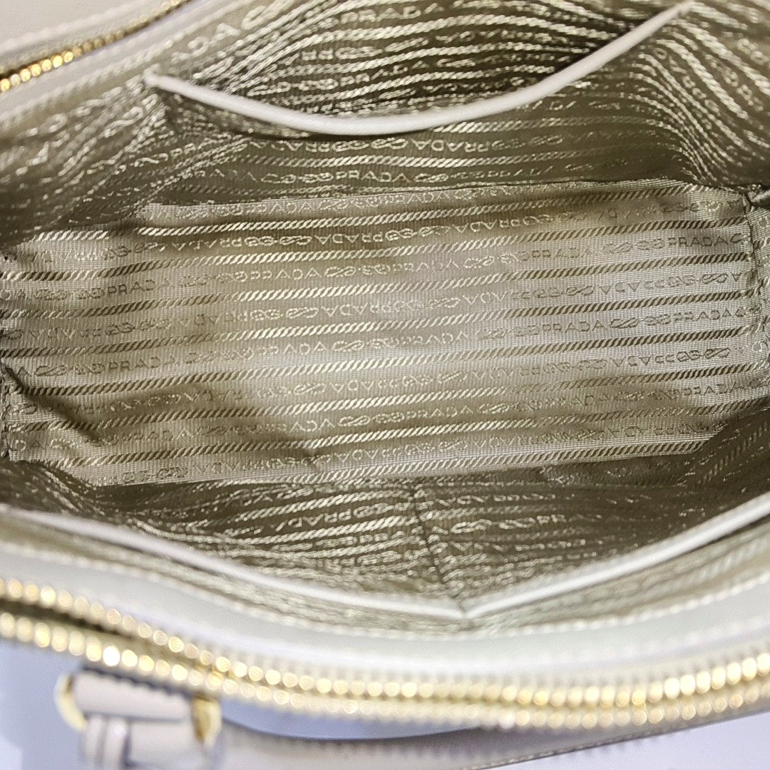 Authenticated pre-owned  Galleria Large Saffiano Calfskin Gray - Tote Bag at Looply