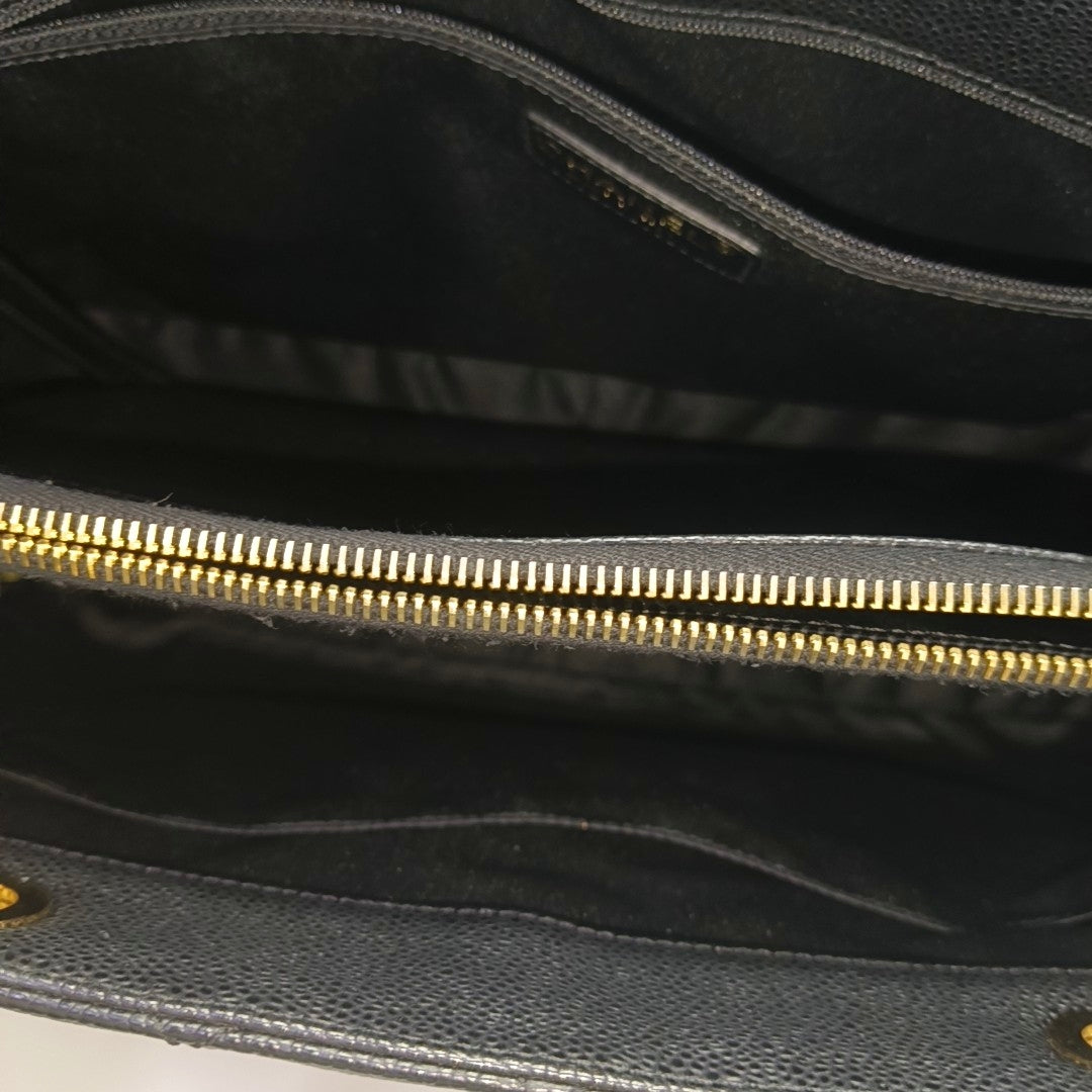 CHANEL GST Grande Piel de Becerro Granulada Acolchada Negra