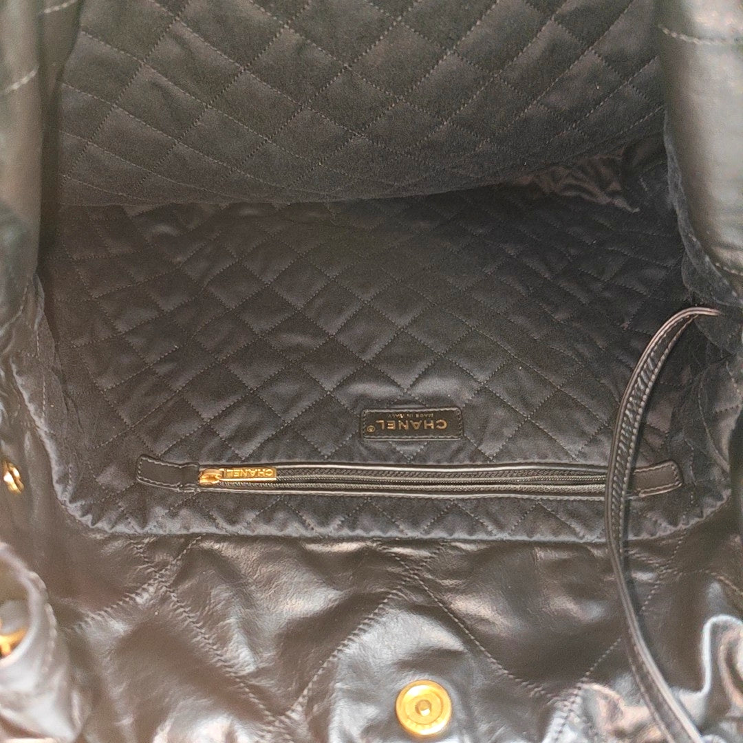 CHANEL 22 Medium Quilted Calfskin Black
