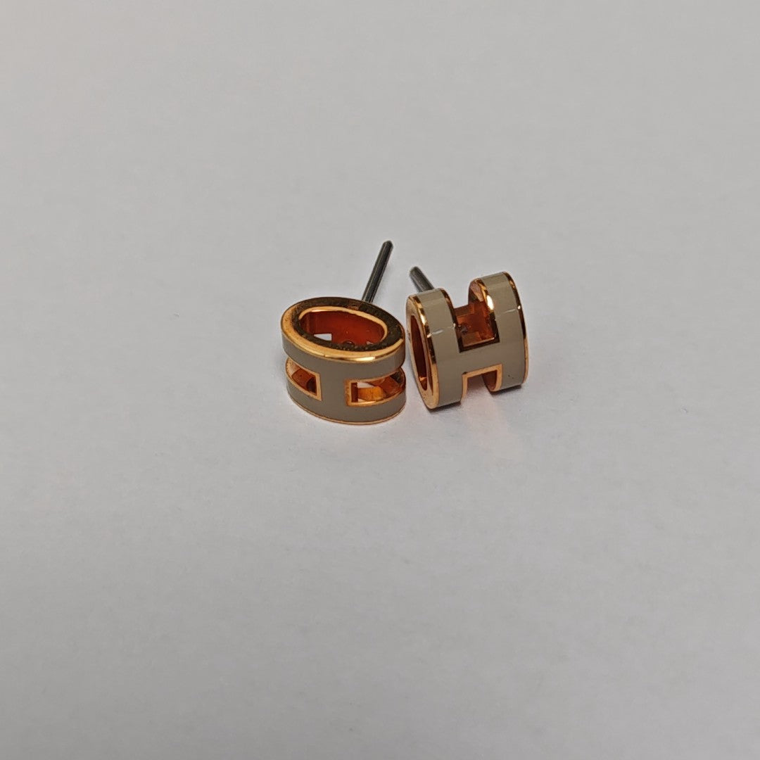 Pop H Metal Gray Stud Earrings