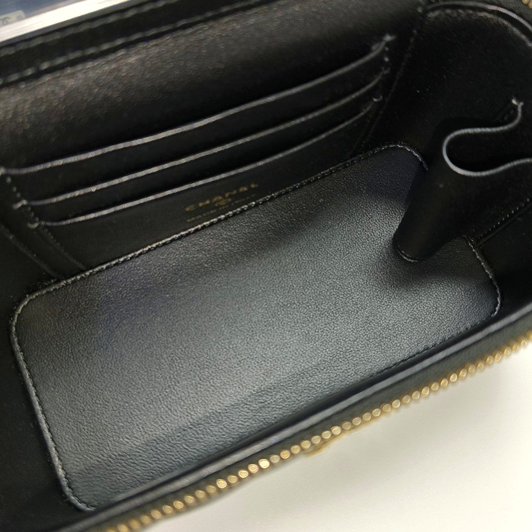 VANITY CASE Medium Quilted Lambskin Black