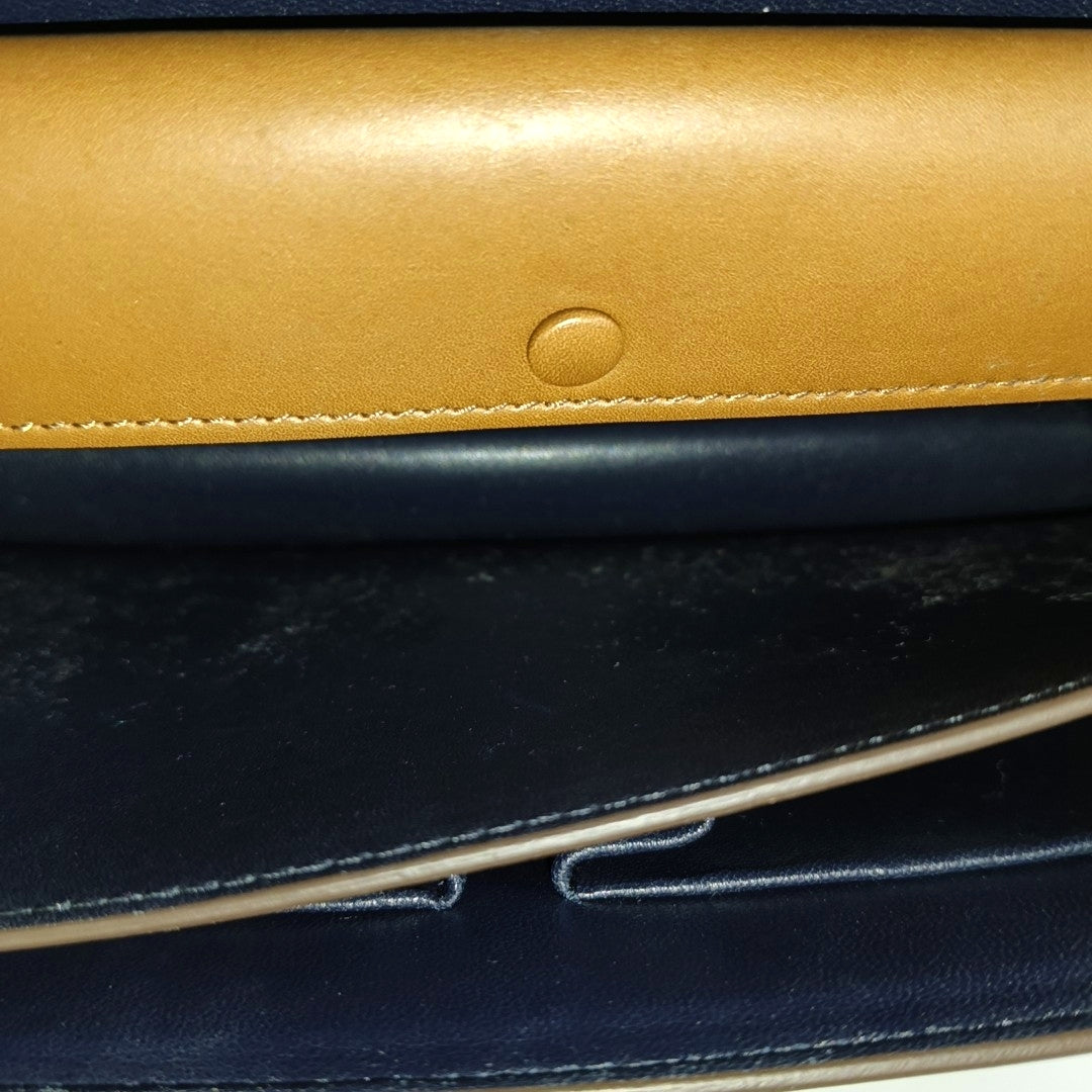 CASE Medium Calfskin Brown