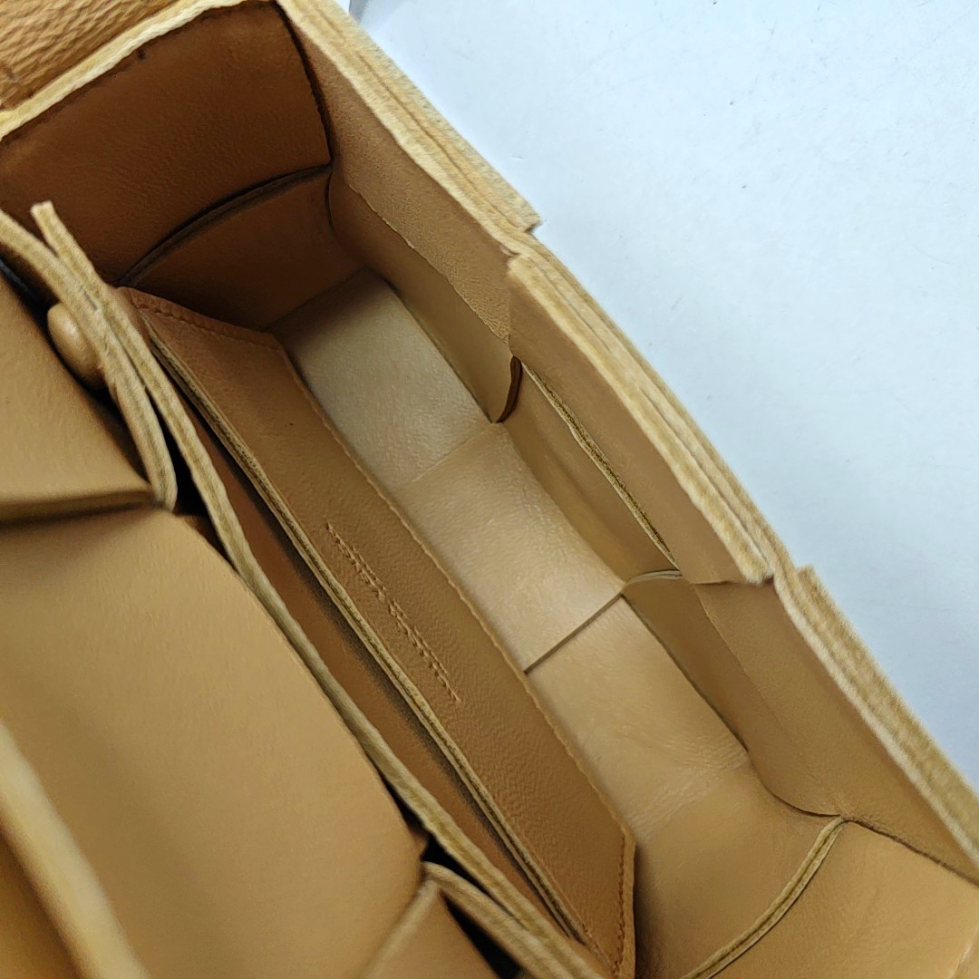 Cassette de piel de cordero mini beige