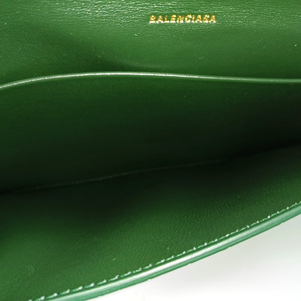 Authenticated pre-owned  Hourglass Calfskin Green - Clutch at Looply