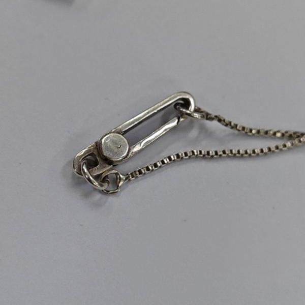 Collar de plata de metal