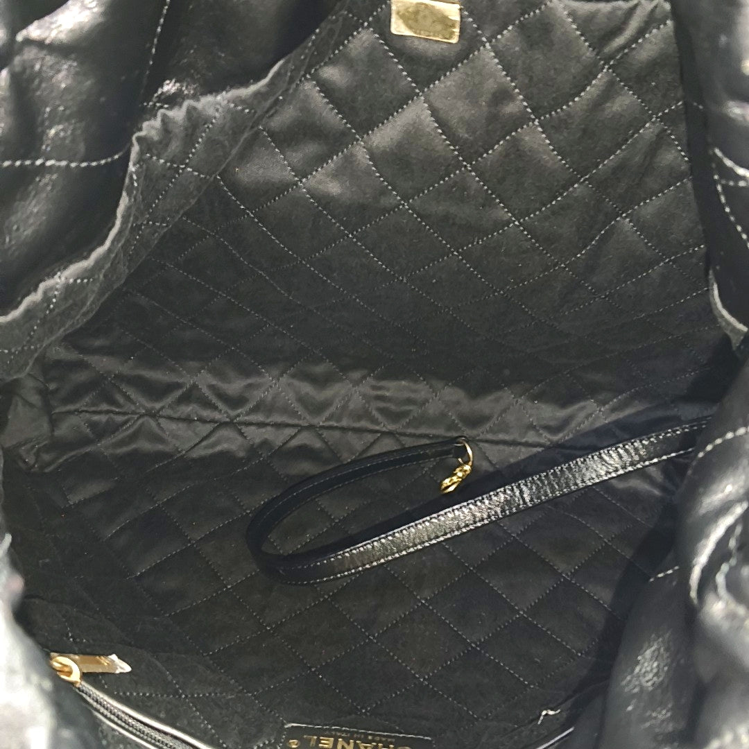 CHANEL 22 Medium Quilted Calfskin Black