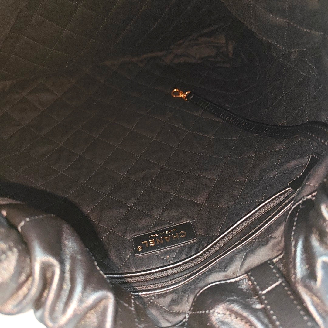 CHANEL 22 Piel de becerro acolchada grande negra