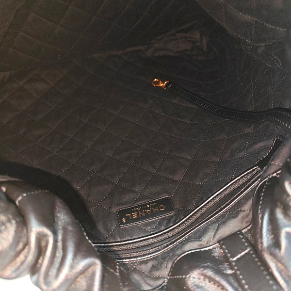 CHANEL 22 Piel de becerro acolchada grande negra