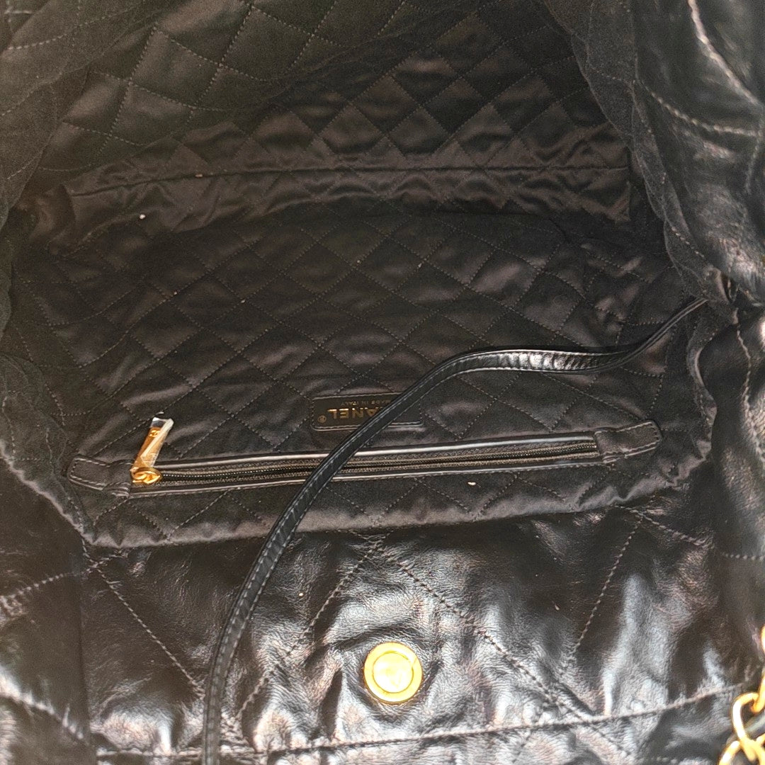 CHANEL 22 Medium Quilted Calfskin Black