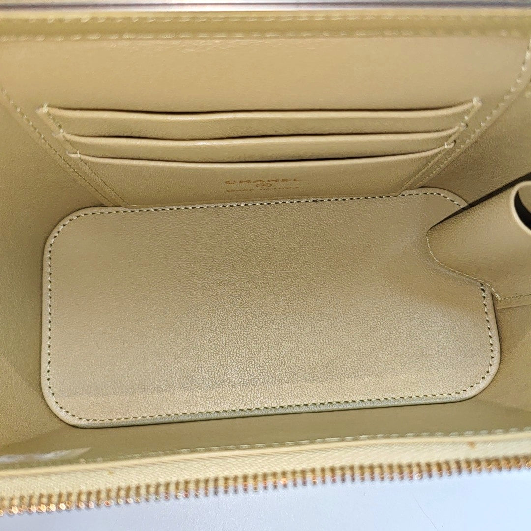 Authenticated pre-owned  VANITY CASE Quilted Lambskin Green - Shoulder Bag at Looply