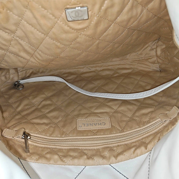 CHANEL 22 Small Quilted Calfskin White
