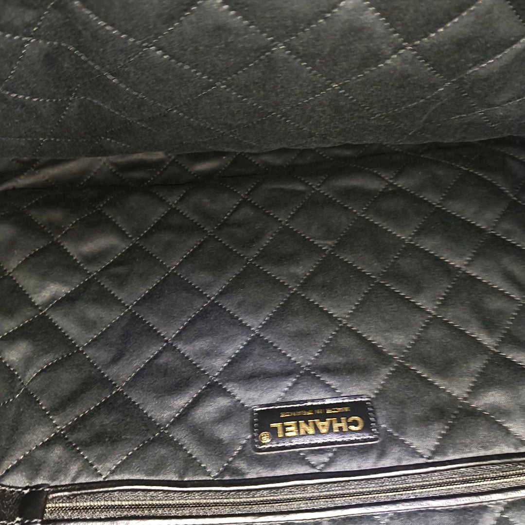 CHANEL 22 Medium Quilted Calfskin Black