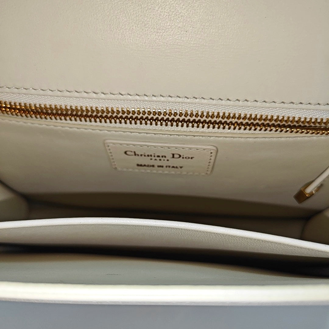 Authenticated pre-owned  30 Montaigne Calfskin Yellow - Shoulder Bag at Looply