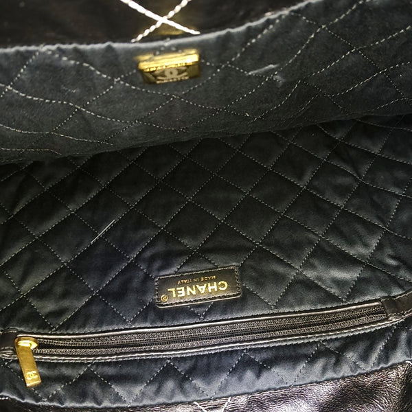 CHANEL 22 Medium Quilted Calfskin Black