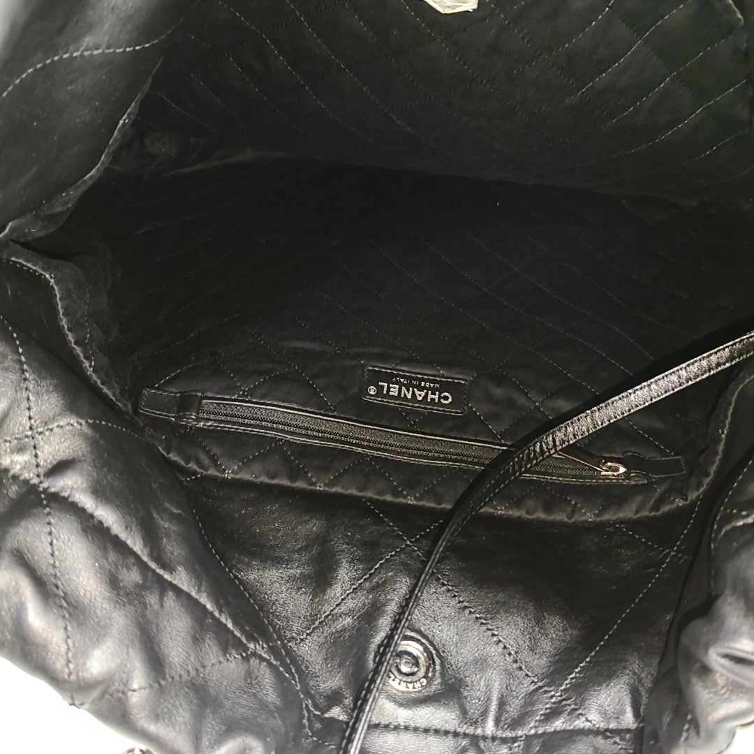 CHANEL 22 Medium Quilted Calfskin Black