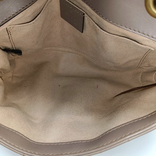 GG Marmont Piel de becerro acolchada pequeña beige