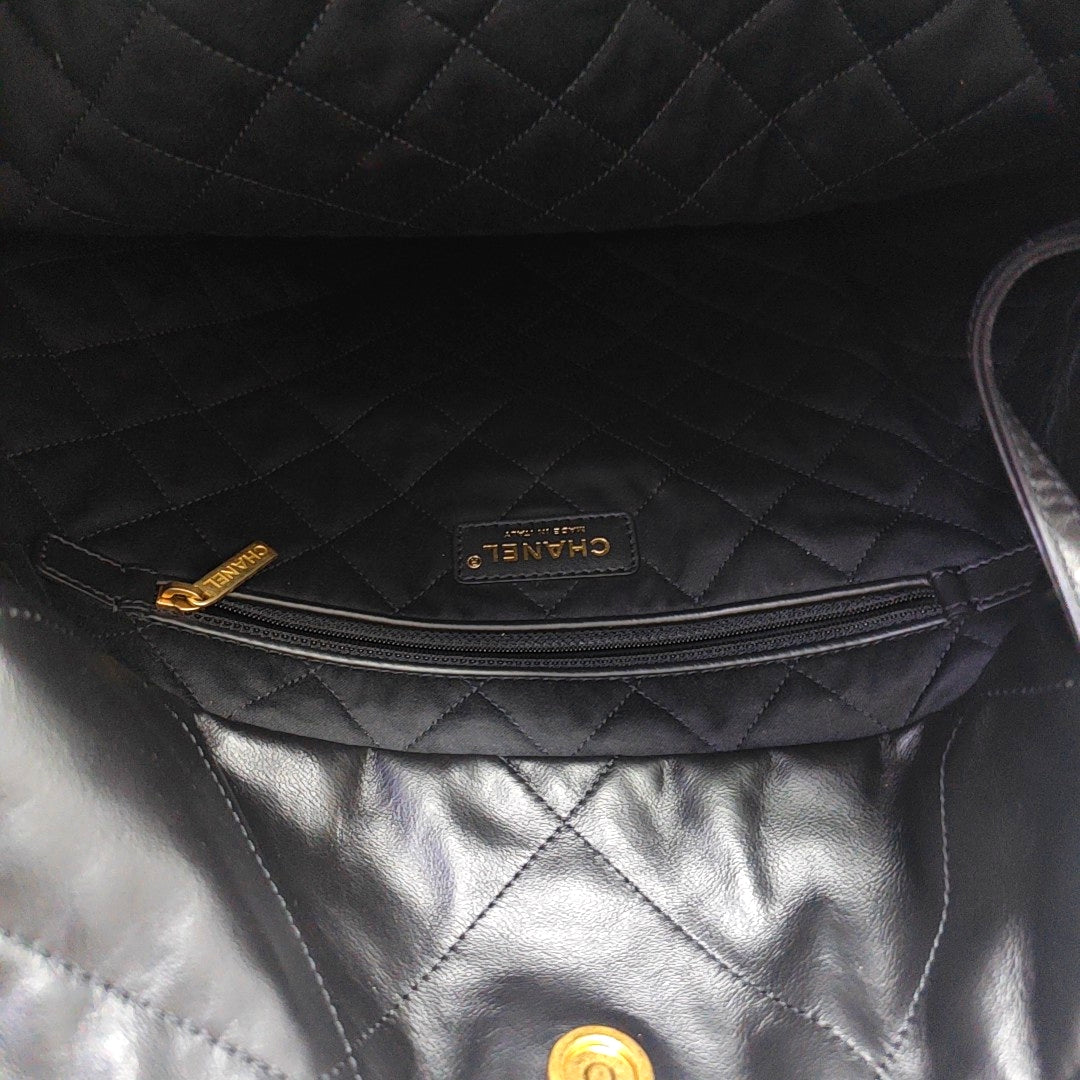 CHANEL 22 Medium Quilted Calfskin Black